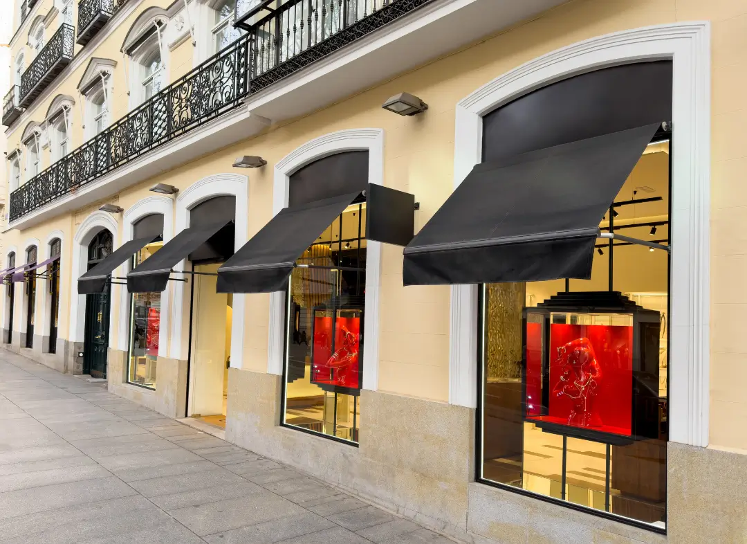 Façade vitrine de magasin en aluminium sur mesure à Villeneuve-Tolosane